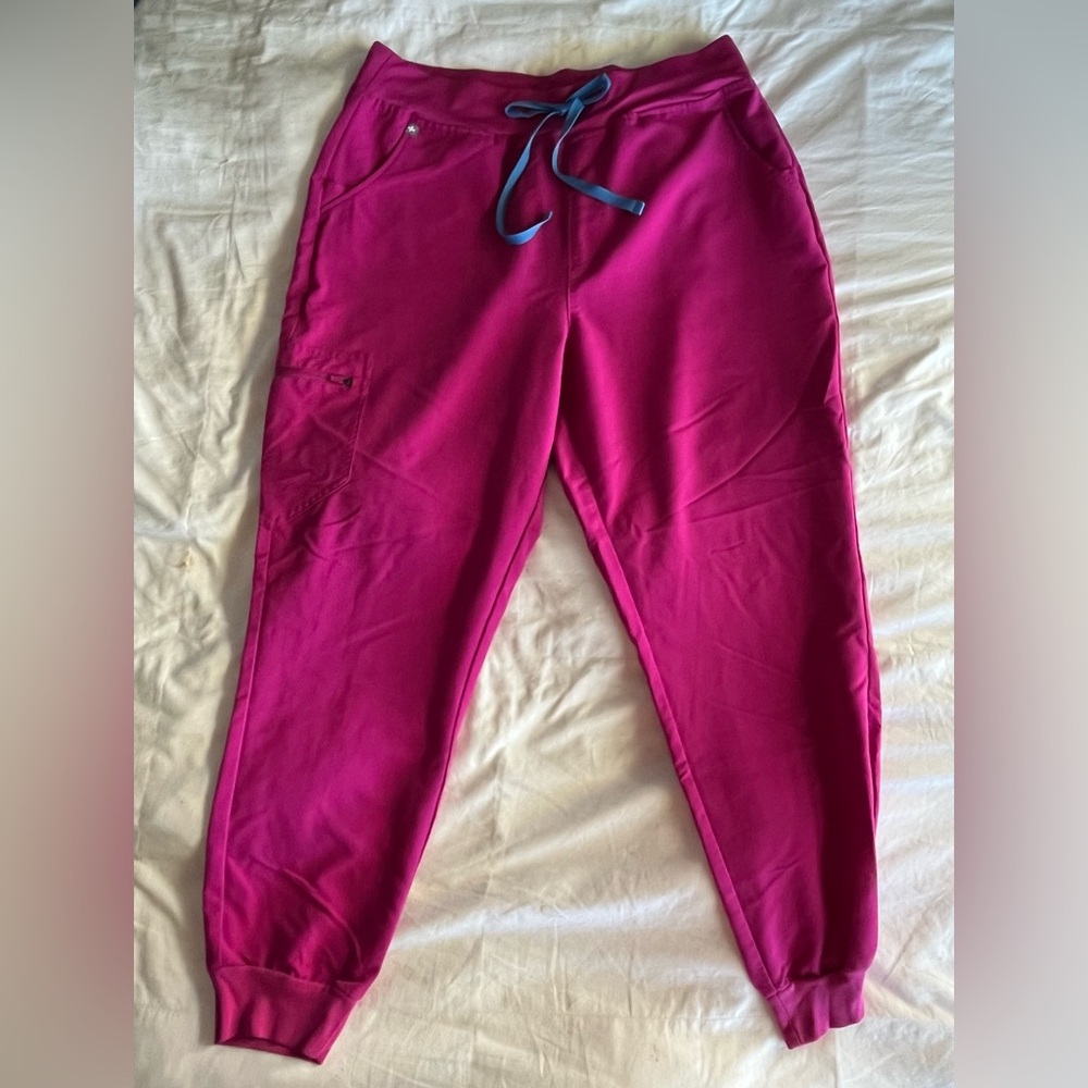 Figs Women's Scrub Set - Casma Top XL / Zamora Jogger XL - RASPBERRY SORBET Ltd - Picture 9 of 13